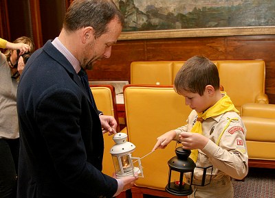 Betlémské světlo pro primátora Tomáše Macuru zapálil 10letý skaut z Polanky Mikuláš Jančálek. Foto: B. Krzyžanek