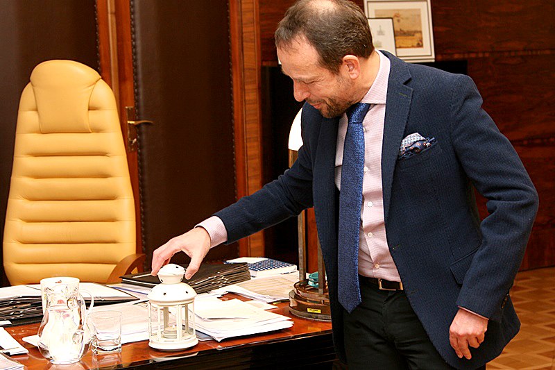 Betlémské světlo si našlo místo na primátorově pracovním stole.