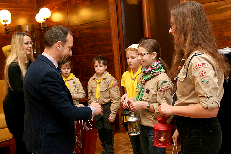 Primátor se odměnil skautům symbolickými dárečky. 