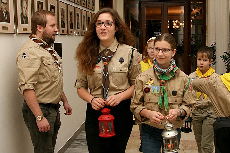 Skauti s Betlémským světlem při příchodu na radnici.