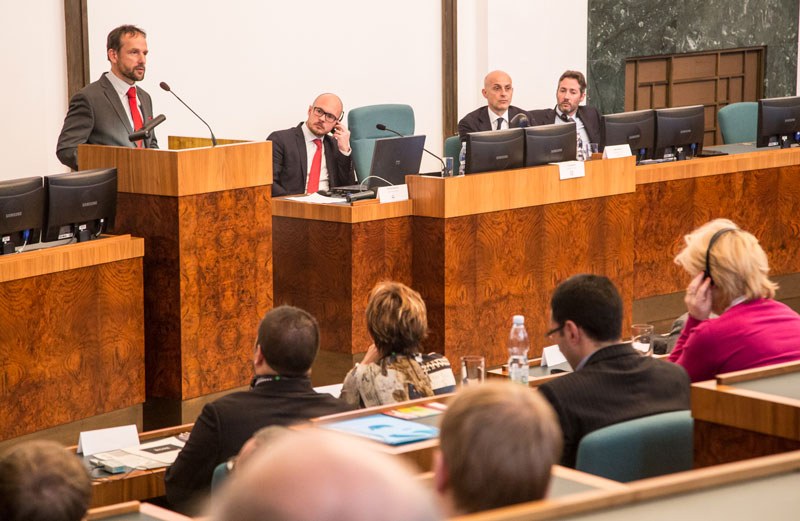 Účastníky jednání pozdravil primátor T. Macura. 