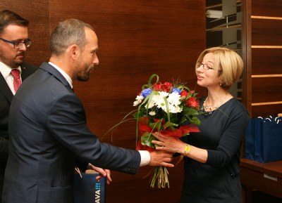 Primátor Tomáš Macura předává Chargé d’Affaires Velvyslanectví USA Kelly Adams-Smithové tradiční kytici květů. Foto: B. Krzyžanek