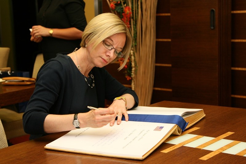 Kelly Adams-Smithová se zapsala do Pamětní knihy města.