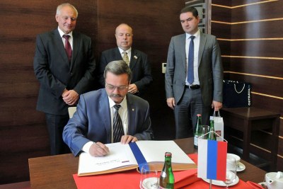 Alexandr Budajev se zapisuje do pamětní knihy města Ostravy. Foto: J. Urban