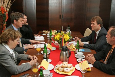 Velvyslanec SRN Arndt Freiherr Freytag von Loringhoven s doprovodem (vlevo) při jednání s prvním náměstkem primátora Lumírem Palyzou. Foto: B. Krzyžanek