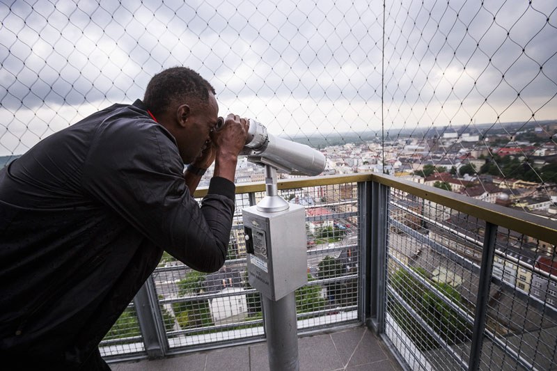 U. Bolt na vyhlídkové věži radnice.