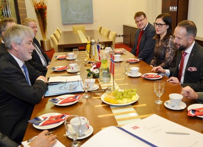 Primátor Tomáš Macura, náměstkyně Andrea Hoffmannová a vedoucí ostravského odboru strategického rozvoje Václav Palička hovoří s norskou delegací vedenou velvyslancem Robertem Kvilem. Foto: René Stejskal