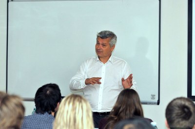 Primátor Petr Kajnar při besedě se studenty Lékařské fakulty FOTO: J. Urban