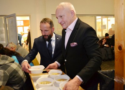 Primátor Tomáš Macura s náměstkem Zbyňkem Pražákem servírují vánoční hrachovou polévku v Charitním domě sv. Benedikta Labre. Foto: René Stejskal 