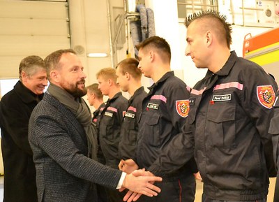 Primátor Tomáš Macura přeje poklidnou službu příslušníkům Hasičského záchranného sboru v Integrovaném výjezdním centru v Přívoze. Foto: René Stejskal