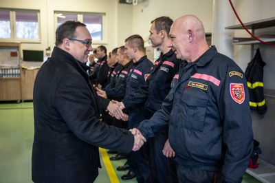 Primátor Jan Dohnal s příslušníky složek IZS: Foto: Jiří Zerzoň