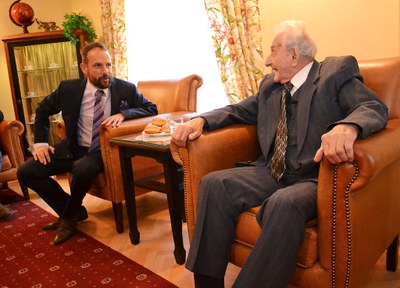 Primátor Tomáš Macura si povídá s Janem Gomolou, který letos oslavil 102. narozeniny. Foto: René Stejskal 