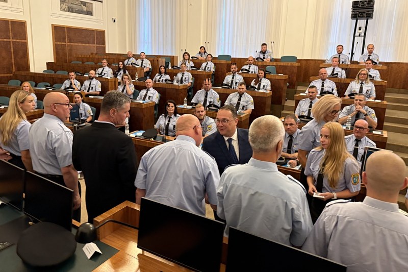 Ostravský primátor Jan Dohnal vyznamenal strážníky na Nové radnici. Foto: MPO