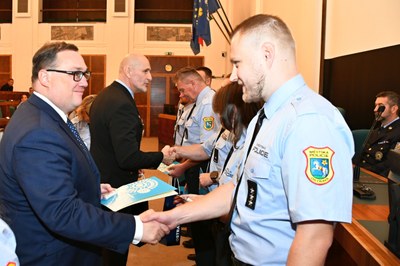 Ostravský primátor Jan Dohnal při oceňování strážníků Městské policie Ostrava. Foto: MMO