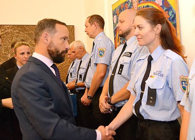 Primátor Tomáš Macura blahopřeje strážnici Heleně Kosterové, která slouží v řadách Městské policie Ostrava již 20 let. Foto: René Stejskal  