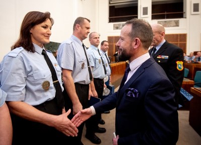 Primátor Tomáš Macura blahopřeje oceněné strážnici. Foto: Lukáš Kaboň