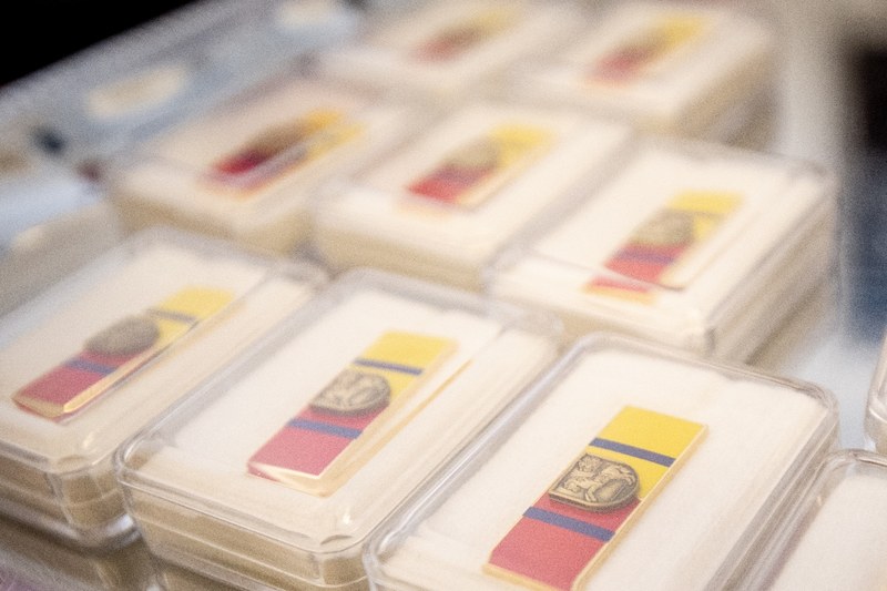 Stužky za věrnost. Získali je strážníci, kteří v řadách MPO působí 10 a 20 let. 