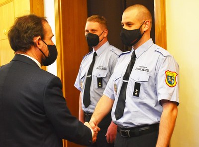 Primátor Tomáš Macura děkuje strážníkům za zákrok, při kterém vytáhli těžce zraněného muže z kolejiště. Foto: Hana Oborilová