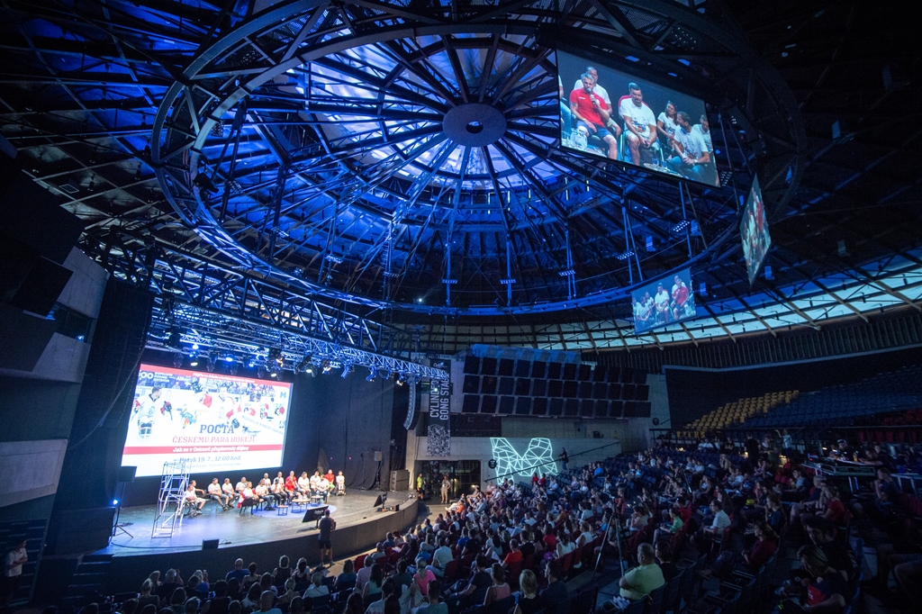 Přestože se beseda konala již ve 12 hodin, diváci zaplnili aulu Gong. 
