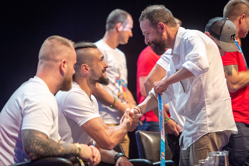 Primátor předává medaile českým parahokejistům.