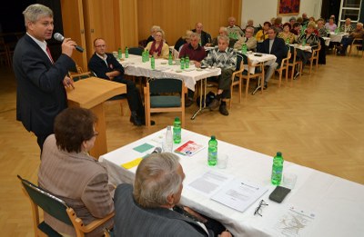 Petr Kajnar hovoří k účastníkům aktivu seniorů  FOTO: L. Vidlička