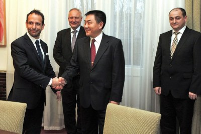 Tomáš Macura se zdraví s Zhang Yuelinem v přítomnosti náměstků primátora Zbyňka Pražáka (vlevo) a Radima Babince. Foto: J. Urban