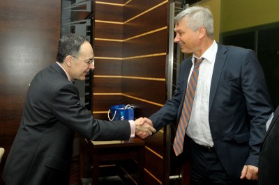 Foto: Petr Kajnar (vpravo) vítá španělského velvyslance. Foto: Jiří Urban