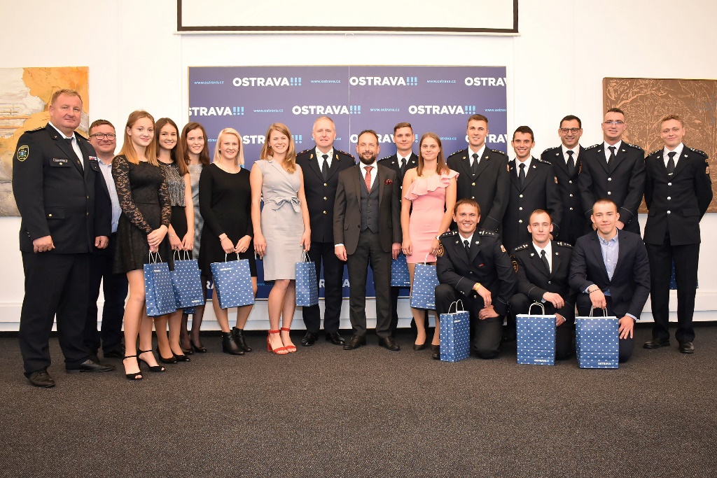 Společný snímek medailistů s primátorem Tomášem Macurou, gen. Vladimírem Vlčkem, Tomášem Lefnerem a Martinem Juroškou. 
