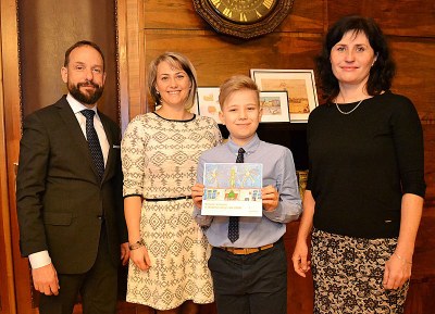 Setkání v primátorově pracovně. Zleva: primátor Tomáš Macura, Jitka Horáková, Matěj Horák s novoročenkou a Markéta Němečková. Foto: René Stejskal 