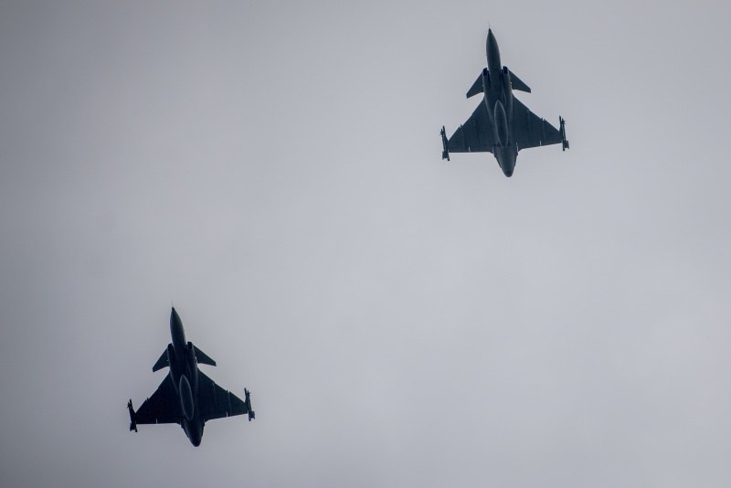 Nad hlavami účastníků proletěly letouny JAS 39-Gripen.