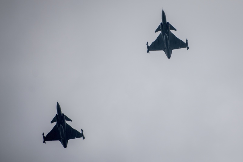 Nad hlavami účastníků proletěly letouny JAS 39-Gripen.