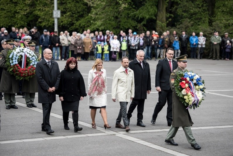 Vedení města položilo k Památníku Rudé armády věnec. 