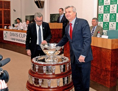 Primátor Petr Kajnar losuje utkání Davisova poháru. Foto: J. Urban