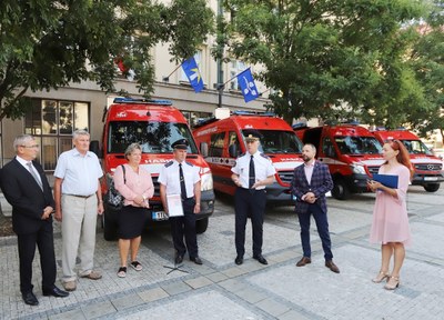 Primátor Tomáš Macura se zástupci Hasičského záchranného souboru MSK a starosty obvodů, jejichž dobrovolní hasiči dostali nové vozy. Foto: Adolf Horsinka