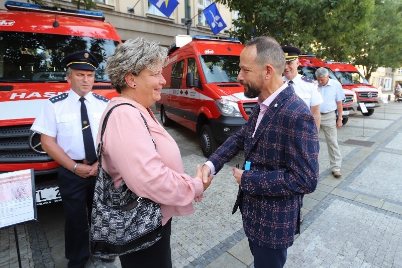 Starostka Slezské Ostravy přebírá od primátora Tomáše Macury klíče pro hasiče z Koblova a Muglinova. Starostka Slezské Ostravy přebírá od primátora Tomáše Macury klíče pro hasiče z Koblova a Muglinova.