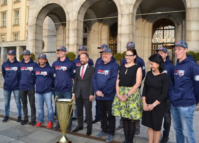 Snímek s mistrovským pohárem. Foto: René Stejskal    