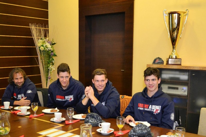 Baseballoví mistři. Za nimi je pohár pro šampiony.  
