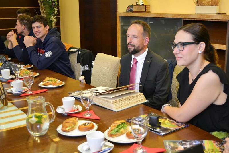 Náměstkyně Andrea Hoffmanová a primátor Tomáš Macura na setkání s českými šampiony.  