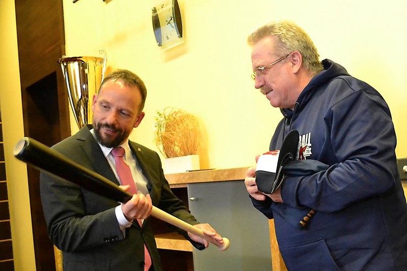 Primátor Tomáš Macura si prohlíží baseballovou pálku, kterou mu daroval Radim Kepák.  Primátor Tomáš Macura si prohlíží baseballovou pálku, kterou mu daroval Radim Kepák.