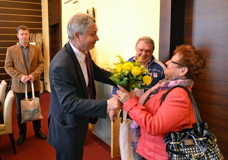 Petr Kajnar s kytičkou pro Adolfinu Tačovou. Foto: L. Vidlička