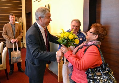 Petr Kajnar s kytičkou pro Adolfinu Tačovou. Foto: L. Vidlička
