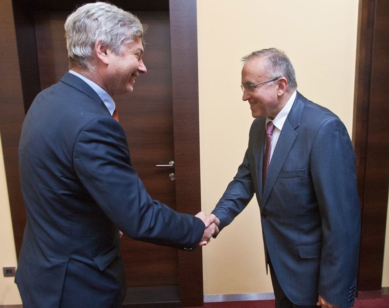 P. Kajnar se zdraví s A. Güzelbeyem