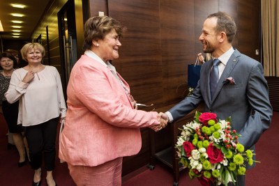 Primátor Tomáš Macura vítá Zsuzsannu Jakab. Foto: Lukáš Kaboň