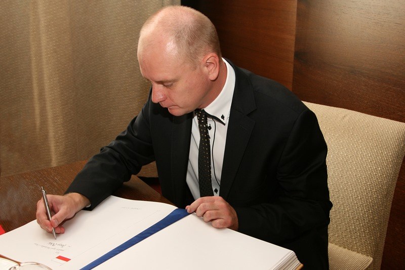 Polský konzul se zapsal do pamětní knihy.