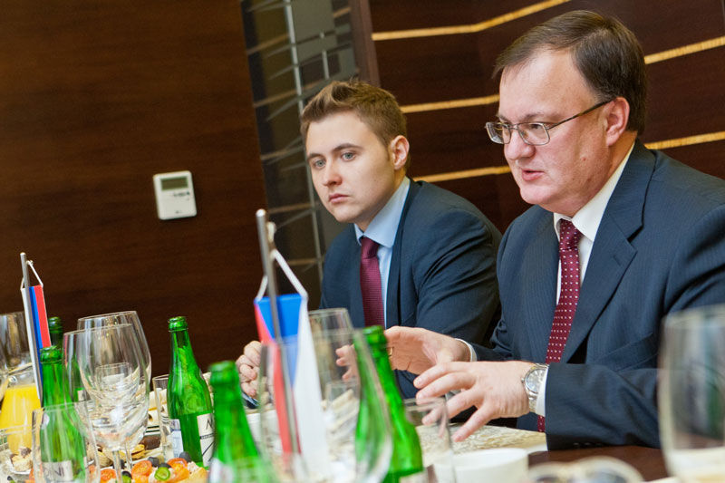 FOTO - Generální konzul A. Šaraškin (vpravo) během přijetí u primátora