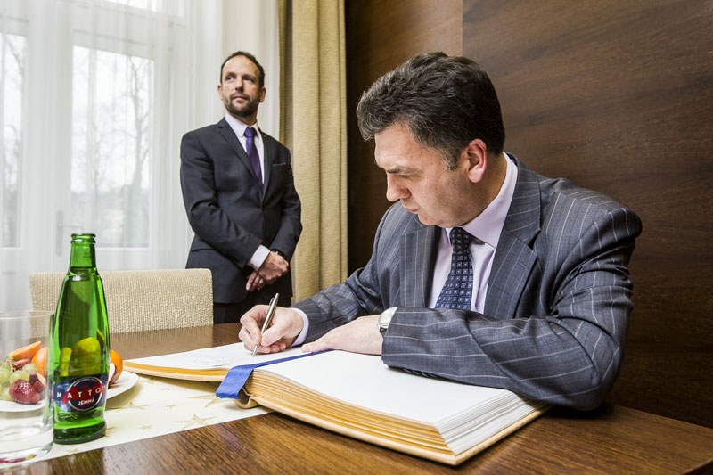 Ivan Kholostenko se zapisuje do pamětní knihy města.