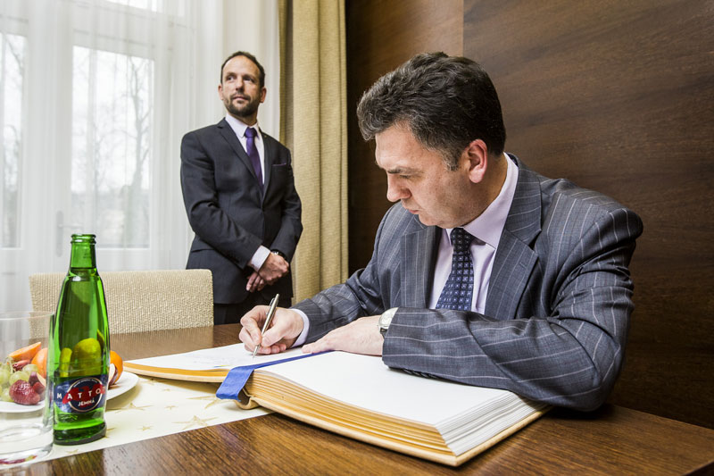 Ivan Kholostenko se zapisuje do pamětní knihy města.