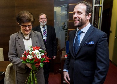 Při návštěvě ostravské radnice potěšila velvyslankyni kytice květů, kterou jí věnoval primátor. Foto: J. Zerzoň