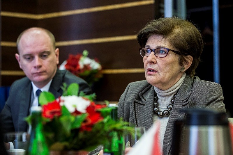 Velvyslankyně Grażyna Bernatowiczová, v pozadí Janusz Bilski.