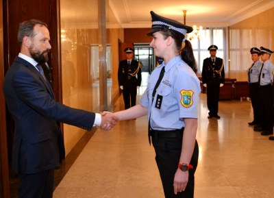 Primátor Tomáš Macura blahopřeje nové strážnici, která posílí Městskou policii Ostrava. Foto: René Stejskal